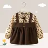 Bata infantil, babador de bebê para comer, avental, estilo princesa para menina, impermeável e resistente a manchas, moderno para outono e inverno, vestir ao contrário para bebês e crianças pequenas