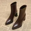 Botas Curtas Bico Fino para Mulheres 2026 Outono e Inverno Novo Estilo Tendência Salto Alto Bloco Pequenas Botas Slim Francesas Botas Martin Elásticas