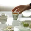 Estilo Dinastía Tang y Song Arcilla de Jade Pintada a Mano Azul y Blanco Mariposa Patrón Floral Pequeño Cerámica Doméstica Taza Maestra de Pie Alto Juego de Té Kung Fu Taza de Té