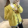 Suéter de Tricô Solto com Botão para Estudantes Femininas Outono 2023 Novo Suéter Cardigan Color Block Listrado com Design Color Block