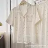 Pijama de Verano con Estampado Hueco de Manga Corta y Pantalón Largo de Seda Helada para Mujer, Estilo Popular en Línea, Conjunto Sencillo de Ropa de Casa para Mujer al por Mayor