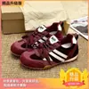 Zapatos de mujer elegantes y atractivos, nueva colección primavera/otoño 2026, zapatillas casuales planas versátiles, un estilo de zapato de entrenamiento alemán súper popular