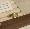 Anel de Zircônia com Diamantes Inteiros de Luxo Leve e de Alta Qualidade, Elegante Retrô, Anel Aberto Exquisito e Elegante para o Dedo Indicador, Anel de Empilhar Super Brilhante