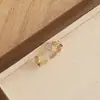 Anillo retro floral en tono café dorado, una pieza lujosa y única con un aire de alta gama, diseñado para apilar, con un borde de encaje, y perfecto para el dedo índice, ofreciendo un estilo moderno e individual