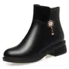 Botines Cortos de Piel Suave para Mujer, Otoño e Invierno, Forro de Felpa, Cálidos y Cómodos, Negros, Tacón Grueso, Decoración de Flor Metálica, Suela Suave, Botas de Moda de Goma