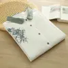 Nueva Camisa Bordada Floral de Algodón de Doble Capa para Mujer Otoño 2026, Holgada y Versátil, Blusa Artística de Algodón Puro Blanco Suave