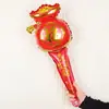 Actividad escolar palo de mano globo de película de aluminio astronauta dinosaurio animal caricatura palo de percusión globo empujar pequeño regalo