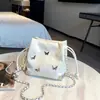 Bolsa de Cubo con Cordón Estilo Coreano Nicho Estilo Suave con Pliegues de Mariposa, Cadena de Bolas Doradas, Bolso Cruzado con Cordón para Mujer en Stock