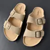 2026 Verano Más Vendido Moda Versátil Estilo Birkenstock sin Cordones Doble Hebilla Cuero Corcho Pantuflas al por Mayor para Exportación
