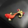 Nova Broche de Peixe Koi em Esmalte Vermelho Estilo Chinês, Broche Animal Exquisito Cravejado de Diamantes, Alfinete de Lapela de Peixe Dourado Unissex para Casacos