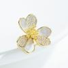 Broche pequeño, fresco y bonito de tres pétalos, con forma de flor, sencillo y moderno, para collar, con ramillete de concha ligero y lujoso.