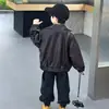 Jaqueta de Couro Masculina para Primavera e Outono, Estilo Coreano, Casaco Casual Elegante e Moderno para Crianças, Atacado para Comércio Exterior