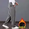 26 Pantalones Nuevos de Chenilla para Hombre Estilo Otoño Invierno Pantalones Deportivos Sueltos de Pierna Recta Para Personas de Mediana Edad y Mayores Papá Invierno Con Felpa Adicional Gruesos Adicionales