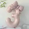 Balões numéricos roxos da moda com laços, balões metalizados para festas de aniversário de meninas, criando uma cena cerimonial para fotos de aniversário