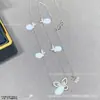 Cadena de clavícula de mariposa Phantom V chapada en oro blanco de 18 quilates versión de alta gama para mujer, simple y lujosa con un toque de alta gama, entrega directa de fábrica