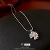 Colar com Pingente de Flor Margarida de Zircônia Transfronteiriço, Luxo Leve, Alto Padrão, Corrente Simples para Clavícula, Joia de Nicho Inspirada em Design para Mulheres