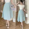 Saia midi feminina de cintura alta, corte evasê, modelagem que cobre o quadril, estilo retrô francês, coleção outono 2026.