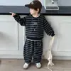 Conjunto de Dos Piezas Rayado para Niños Primavera y Otoño 2026 Nuevo Estilo de Otoño Conjunto de Dos Piezas para Niños Pequeños, Ropa de Moda Infantil de Comercio Exterior