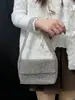 Bolsa tecida com contas artesanal prateada brilhante, simples e versátil, bolsa de mão com aba, bolsa de celular acrílica casual de luxo leve e requintada