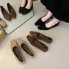 Sapatos Femininos de Couro Pequenos Retro Francês Camurça Bico Quadrado Baixo Slip-On Versáteis para Trabalho e Dia a Dia 2026 Novos