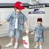 Conjunto de Manga Curta para Meninos 2026 Verão Novo Estilo Coreano Infantil Camisa Shorts Jeans Conjunto de Duas Peças Roupa de Verão Tendência para Meninos