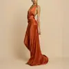 Elegante Vestido de Noche de Color Sólido con Cuello Halter, Espalda Profunda en V, Diseño Plisado y Falda Larga hasta el Suelo