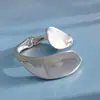 Pulseira transfronteiriça europeia e americana em formato de folha, acabamento brilhante fosco, estilo metálico exagerado, luxo leve, design de alta qualidade, joias femininas