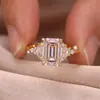 Anillo de Plata S925 Chapado en Oro con Esmeralda Rectangular como Piedra Principal y Moissanita para Mujer, Lujo Accesible y Elegante para Aniversario de Boda
