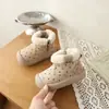 Botas de nieve cálidas forradas de polar con lunares estilo retro para niños, nueva colección otoño/invierno 2026, zapatillas de algodón unisex modernas y versátiles con suelas antideslizantes