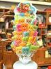 Paletas y Caramelos Duros en Varias Formas de Frutas para que los Niños Compartan Dulces y Den a sus Amigos Regalos Navideños. Puestos en la Puerta de la Escuela