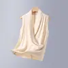 Diseñado con Sentido del Estilo, el Chaleco Formal de Pliegues con Cuello en V para Mujer es un Nuevo Modelo de Primavera, un Top Blanco de Imitación de Algodón y Lino que se Puede Usar como Ropa Exterior