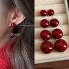 Pan al vapor rojo vino Pendientes de botón de perlas de frijol rojo para mujer estilo retro de Hong Kong pendientes elegantes de alta gama perforación de oreja joyería de plata para la oreja