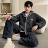Pijama de Hombre para Otoño e Invierno 2026 Conjunto Grueso de Franela Coral con Forro Polar para Hombre Joven y de Mediana Edad