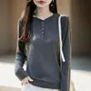 Nueva Colección Otoño/Invierno 2026: Suéter de punto para mujer de color liso, ajuste holgado, manga larga, cuello redondo y detalle de torsión semiabierto