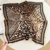 Bufanda de Seda Elegante con Estampado de Leopardo Europeo y Americano, Bufanda de Cuello Rayada de Lujo Ligero, Pañuelo Cuadrado Pequeño para Mujer 70cm, Chal Bufanda de Moda de Seda Artificial