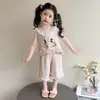 Conjunto de Colete para Meninas Verão 2026 Novo Estiloso Top Sem Mangas Infantil e Calça Cropped Conjunto de Duas Peças Tendência