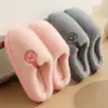 Nuevos estilos de invierno de pantuflas para el hogar para mujeres y hombres, disponibles en juegos para parejas, con suelas antideslizantes, calidez y suelas gruesas, ofrecidos a precios especiales para venta al por mayor.