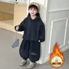 Conjunto de Moletom Listrado Espesso com Pelúcia para Outono e Inverno Infantil 2026 Novo Inverno Tendência Cool Calça Lanterna Conjunto de Duas Peças Tendência