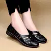 Sandálias Sapatos de Mãe Sapatos Femininos de Solado Macio Verão Planos Antiderrapantes Sapatos de Feijão Meia-idade e Idosos Sapatos com Furos Sandálias de Malha de Verão