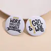 Broche creativo geométrico redondo de dibujos animados en inglés con frase corta, lindo personaje animal, insignia de hojalata de metal