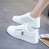 Venta directa de fábrica, nuevos zapatos transpirables para mujer de verano 2025, zapatillas blancas de malla con suela gruesa, zapatos deportivos casuales versátiles