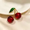 Ramas Doradas y Hojas de Jade Broche de Cereza Roja Venta al por Mayor Estilo Pastoral Lujo Ligero Broche de Moda Nuevo Broche Dulce y Versátil para Mejores Amigas