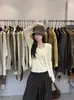 La única colección de otoño VI+ que presenta un cárdigan de punto calado estilo coreano, minimalista, y un top tipo camisola - un conjunto de dos piezas para mujer, estilo 99239