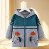 Ropa exterior impermeable y resistente a las manchas de longitud media para niños, una prenda protectora para niños, adecuada para otoño e invierno, con cierre de cremallera, y diseñada como una sudadera con capucha para bebés