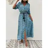 Foto Real de Vestido Bohemio Estampado de Rayón con Mangas Tres Cuartos y Cintura Ceñida, Adecuado para Viajes y Vacaciones, con Cierre de Botones al Frente y Diseño Listo para la Playa