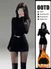 Abrigo Negro Forrado de Polar Combinado con un Vestido Bodycon para Mujer, Vestido Corto Sexy de Punto Grueso Puro Deseo para Otoño e Invierno