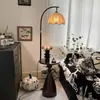 Sofá de Sala de Estar Estilo Retro Mediados de Siglo Mesa de Café Lámpara de Pie Mesita de Noche de Dormitorio de Gama Alta Mesa de Carga Integrada Lámpara