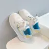 Zapatillas para niñas, zapatos casuales para niños, nuevos zapatos para niños primavera y otoño 2026, zapatillas deportivas de moda para estudiantes de primaria, zapatos blancos versátiles