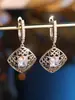 Aretes de Malla Cuadrados Clásicos Europeos y Americanos con Ángulo Recto Microincrustados con Diamante Blanco Huecos para Mujer Exquisitos Personalizados Retro Aretes al por Mayor