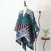 Elegante Chal tipo Capa de Estilo Europeo y Americano con Aberturas para Viajar en Lijiang y Xinjiang, Atuendo de Viaje para Xizang para Fotos y Calor